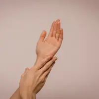 Tangan dan kuku membutuhkan perawatan yang konsisten, bukan hanya sesekali (Sumber: Pexels.com)