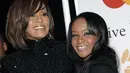 Mendiang Whitney Houston dan putrinya yang baru saja meninggal dunia setelah 7 bulan mengalami koma, Bobbi Kristina Brown. (via Buzzfeed.com)