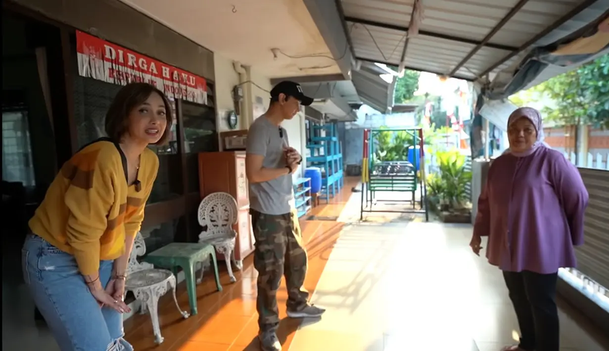 Setelah menyusuri gang, Sara dan Wisnu sampai  di rumah saat kecil. Sarah mengaku dirumah ini dari TK hingga SD. Rumah sederhana yang sangat besar ini merupakan rumah kakeknya. [Youtube/Sara Wijayanto]