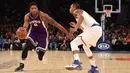 Aksi pemain Sacramento Kings, Rudy Gay #8 menggiring bola melewati pemain Knicks, Lance Thomas #42 pada laga NBA di Madison Square Garden, (5/12/2016). Knicks menang 106-98. (Reuters/Anthony Gruppuso-USA TODAY Sports)