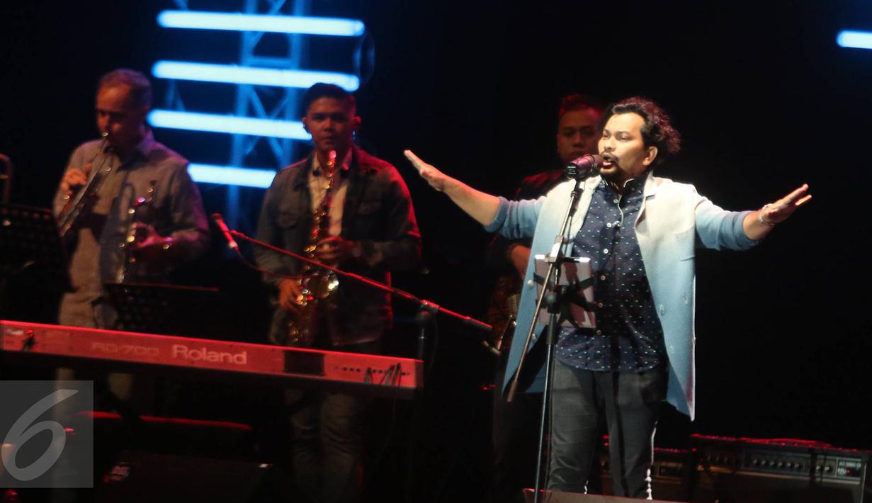 Penampilan tompi di atas panggung pada pagelaran musik BNI Java Jazz Festival 2017, Jakarta, Jumat (3/3). Tompi membawakan sejumlah lagu, seperti Sedari Dulu, Bawa Daku, Tak Pernah Setengah Hati. (Liputan6.com/Immanuel Antonius)