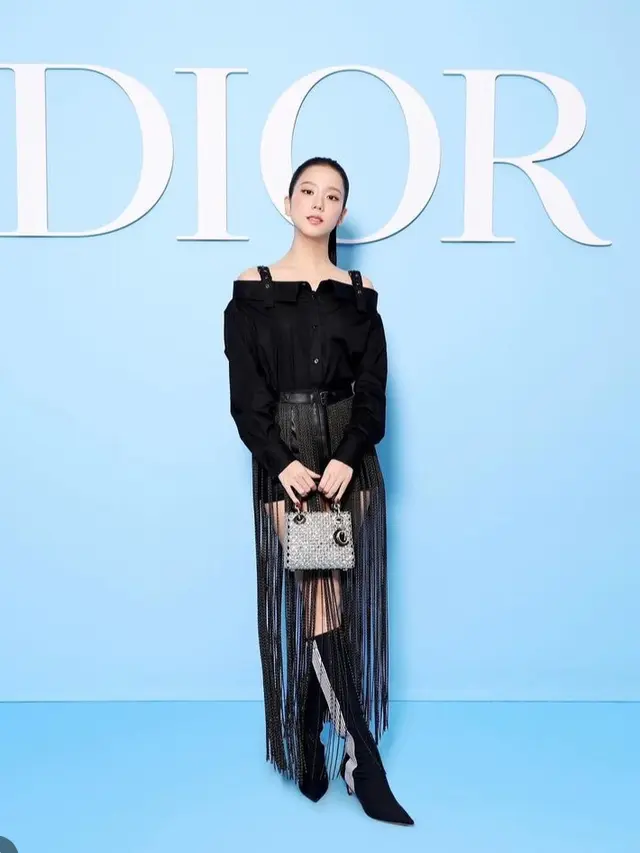 Jisoo Hadir di Paris Fashion Week. [@sooyaaa__]