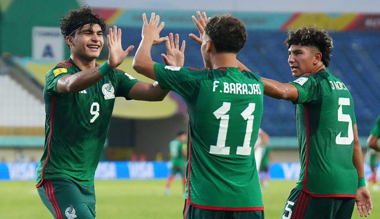 Stephano Carrillo (kiri) total mencetak 3 gol bagi Timnas Meksiko U-17 dari tiga laga di Grup F. Satu gol dicetaknya saat bermain imbang 2-2 dengan Venezuela pada matchday kedua dan dua gol dicetak saat menang 4-0 atas Selandia Baru pada matchday ketiga. (futboltotal.com.mx)