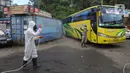 Anggota Batalyon B Brimob Cipanas melakukan penyemprotan disinfektan saat penyekatan arus lalu lintas di kawasan Ciloto, Cianjur, Jawa Barat, Jumat (17/4/2020). Penyemprotan yang dilakukan selama 20 hari tanpa henti ini untuk mencegah penyebaran virus corona COVID-19. (merdeka.com/Arie Basuki)