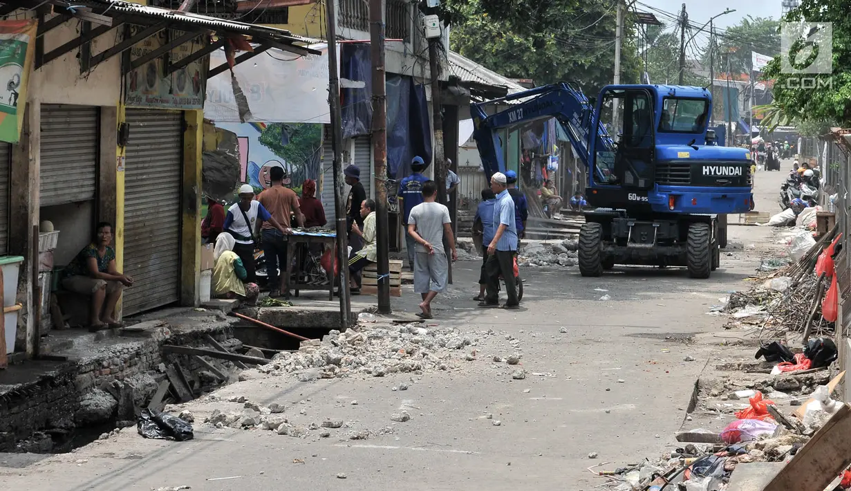 Petugas Satpol PP dan Dinas Sumber Daya Air membongkar lapak pedagang yang berada di Loksem JT 53 Pisangan Timur, Jakarta, Senin (22/10). (Merdeka.com/Iqbal S. Nugroho)