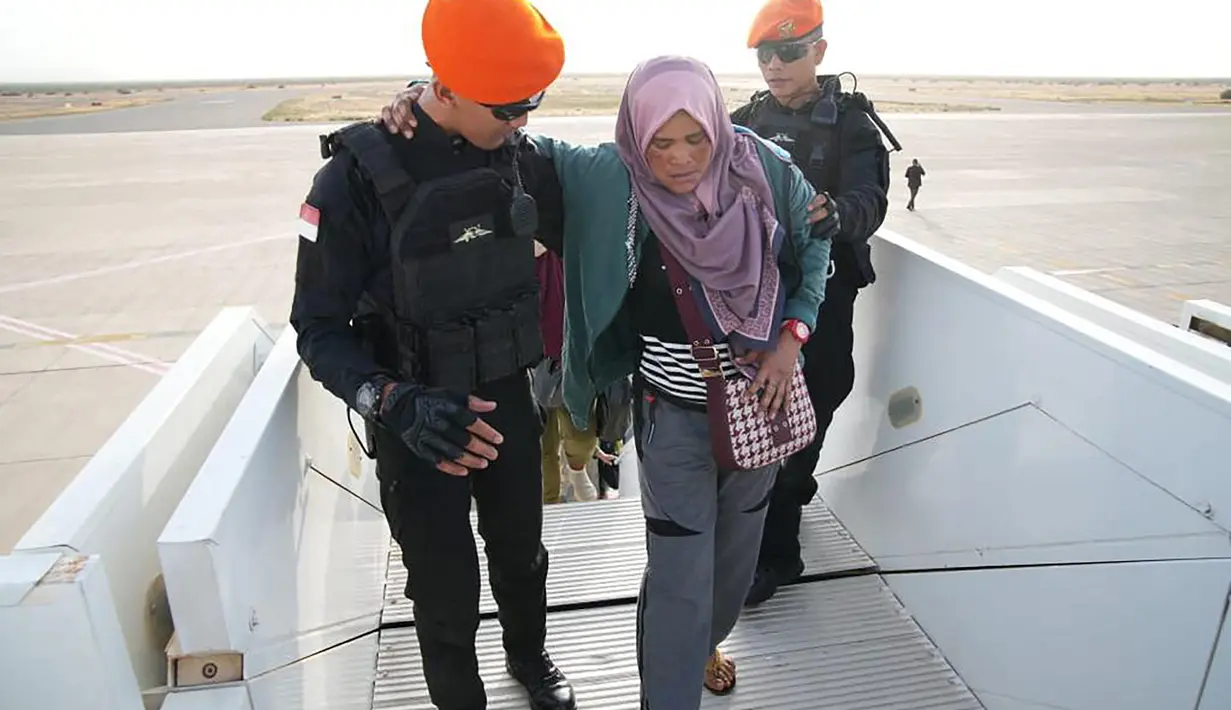 Ke-110 WNI tersebut merupakan bagian dari evakuasi tahap kedua dari Khartoum menuju Port Sudan melalui jalan darat. (Handout/Indonesian Armed Forces (TNI)/AFP)