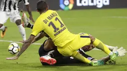 Gelandang Paris St Germain, Angel Di Maria, berebut bola dengan kiper Juventus, Gianluigi Buffon, pada laga ICC di Stadion Hard Rock, Florida, Rabu (26/7/2017). Juventus menang 3-2 atas PSG. (AP/Lynne Sladky)