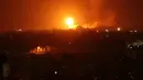 Sebuah bola api membubung setelah serangan udara di Khan Yunis, Jalur Gaza, Palestina, 23 Agustus 2021. Israel melancarkan serangan udara terhadap Gaza. (SAID KHATIB/AFP)