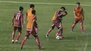 Pemain Persija Jakarta, Ramdani Lestaluhu, saat latihan di Lapangan Aldiron, Jakarta, Senin (7/1). Sebanyak 29 pemain sudah bergabung dalam latihan perdana tersebut. (Bola.com/M Iqbal Ichsan)