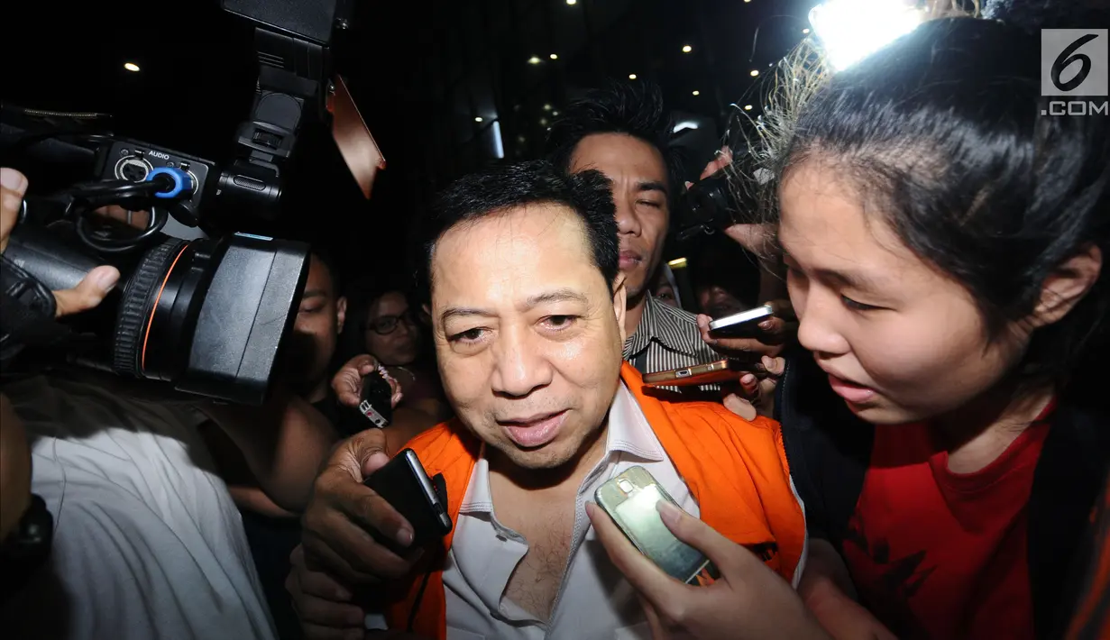 Terdakwa dugaan korupsi E-KTP, Setya Novanto menerobos kerumunan pewarta usai menjalani pemeriksaan di Gedung KPK, Jakarta, Selasa (20/2). Dia diperiksa sebagai saksi untuk tersangka Anang Sugiana Sudihardjo. (Liputan6.com/Helmi Fithriansyah)