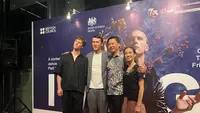 James Pett, Travis Clausen-Knight, Xummer Xia, dan Mariska Febriyanti dalam acara pertunjukan  tari kontemporer yang diselenggarakan di Gedung Kesenian Jakarta, Taman Ismail Marzuki, Jakarta, Jumat (28/6/2024). (Dok. Santi Rahayu)