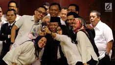 Wakil Ketua DPD terpilih Akhmad Muqowam berswafoto dengan staf DPD usai mengucap sumpah jabatan saat dilantik pada Rapat Paripurna DPD, Jakarta, Kamis (26/7). Akhmad Muqowam terpilih melalui voting dengan mendapat 30 suara. (Liputan6.com/Johan Tallo)