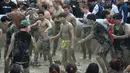 Wisatawan bermain di kolam lumpur selama Boryeong Mud Festival atau Festival Lumpur Boryeong di pantai Daecheon, Korea Selatan, Sabtu (20/7/2019).  Festival yang berlangsung dari 19 - 28 Juli 2019 ini pertama kali diadakan pada 1998 untuk memperkenalkan kosmetik dari lumpur Boryeong. (Minji SUH/AFP)