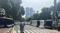 Jalan Imam Bonjol, Jakarta Pusat, ditutup karena akan ada aksi doa bersama dari sejumlah elemen masyarakat di halaman kantor Komisi Pemilihan Umum (KPU) Republik Indonesia (RI), Jumat (23/8/2024). (Liputan6.com/Winda Nelfira)