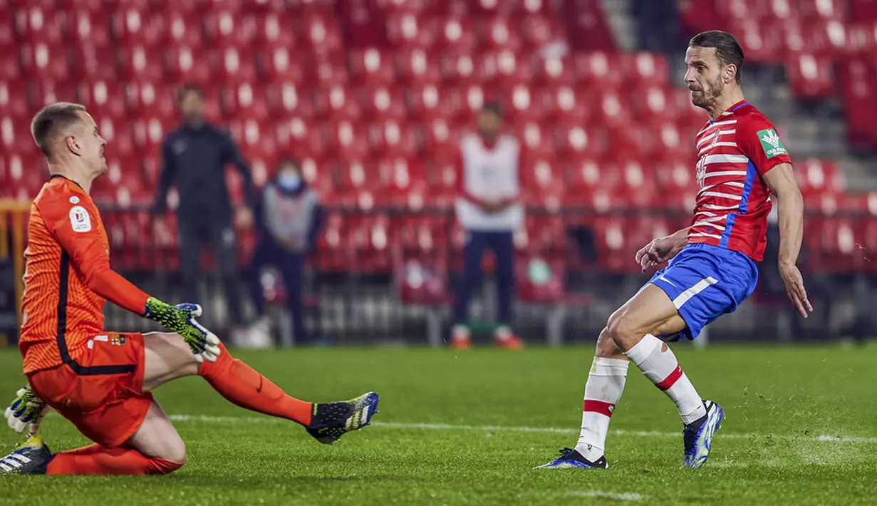 Pemain Granada Roberto Soldado mencetak gol ke gawang Barcelona pada pertandingan perempat final Copa del Rey di Stadion Los Carmenes, Granada, Spanyol, Rabu (3/2/2021). Barcelona sukses kalahkan Granada 5-3 dan mendapatkan tiket semifinal Copa del Rey. (AP Photo)