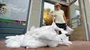 Lynn Dixon menempatkan karung pasir di luar toko dekorasi rumah miliknya menjelang Badai Harvey di Galveston, Texas, Jumat (25/8). Badai kategori 3 diketahui akan menerjang Negeri Paman Sam pada Jumat malam waktu setempat. (AP Photo/David J. Phillip)