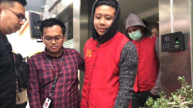 Galih Ginanjar dan Pablo Benua dalam Seragam Tahanan (Zulfa Ayu Sundari)