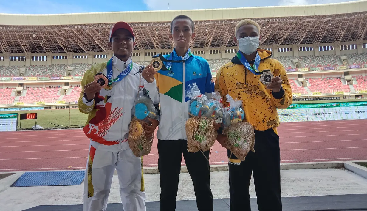 Peraih medali Peparnas XVI Papua cabor Lari 1.500 M Putra berfoto bersama di Stadium Utama Lukas Enember, Sentani, Jayapura Papaua (6/11/2021). Papua memimpin klasemen sementara perolehan medali Peparnas XVI dengan total ada 20 keping medali. PB.Peparnas16Papua/Danial RR Wambrauw