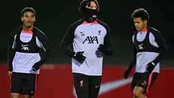 Bek Liverpool, Trent Alexander-Arnold (tengah) bersama rekan setim melakukan pemanasan selama sesi latihan di AXA Training Center di Liverpool, Inggris pada 31 Oktober 2022. Liverpool dan Napoli sudah dipastikan lolos ke babak 16 Liga Champions. Hasil akhir tidak akan mempengaruhi posisinya untuk lolos ke babak selanjutnya. (AFP/Oli Scarff)