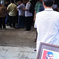 Duka orang dekat di pemakaman Pepeng (Galih W. Satria/Bintang.com)