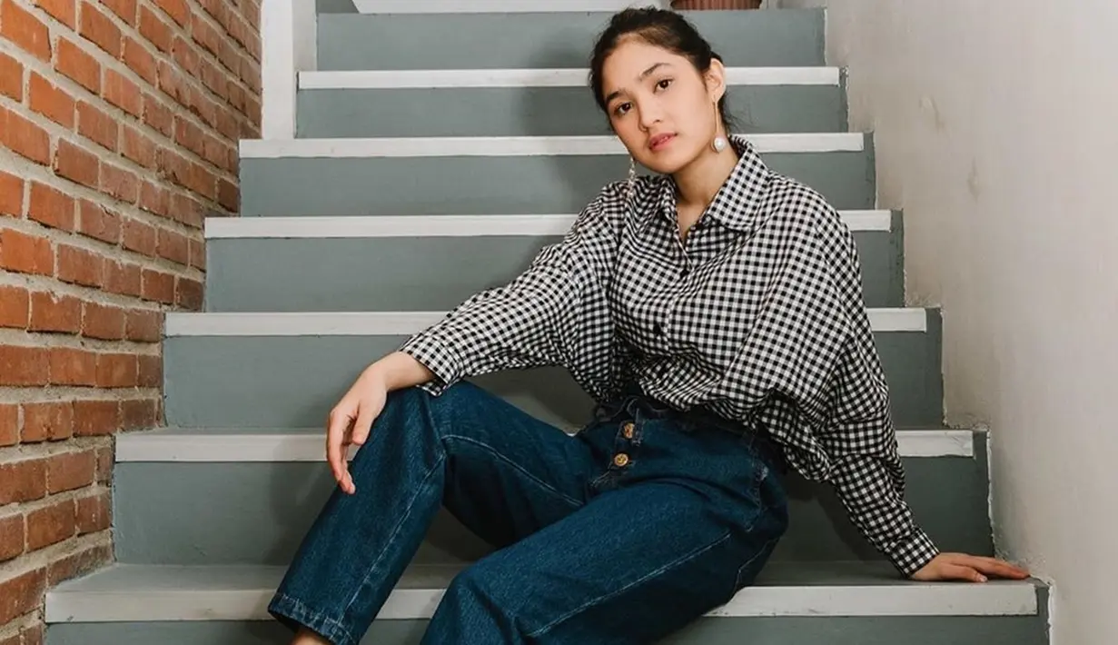 Di beberapa penampilannya, Cut Syifa pun sering mix and match celana denim dengan kemeja ataupun kaus. Meski tampil dengan santai, tak jarang pula wanita kelahiran 18 September 1998 ini menambahkan detail dengan aksesoris. (Liputan6.com/IG/@cutsyifaa)