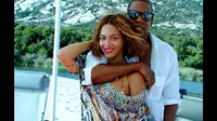 Beyonce dan Jay-Z saling memeluk dan tersenyum bahagia ke kamera saat liburan di Perancis bagian selatan, (17/9/14). (Dailymail)