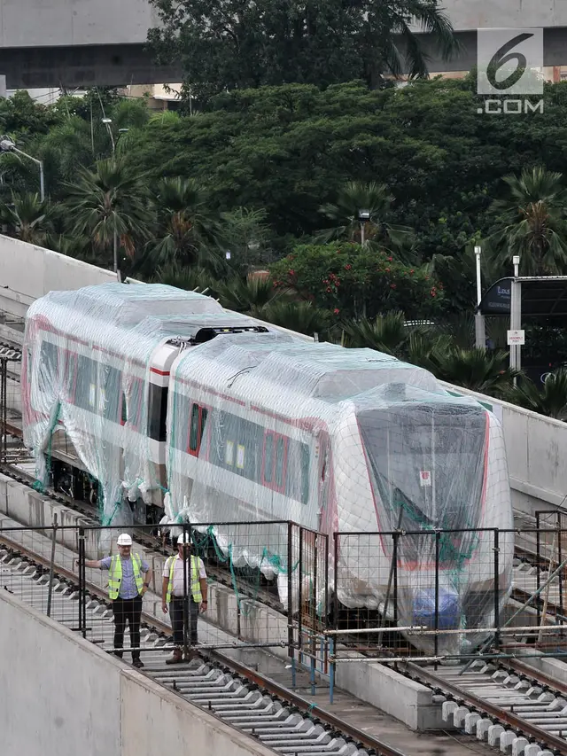 Melihat Kereta LRT Terparkir di Jalur Kelapa Gading-Velodrome