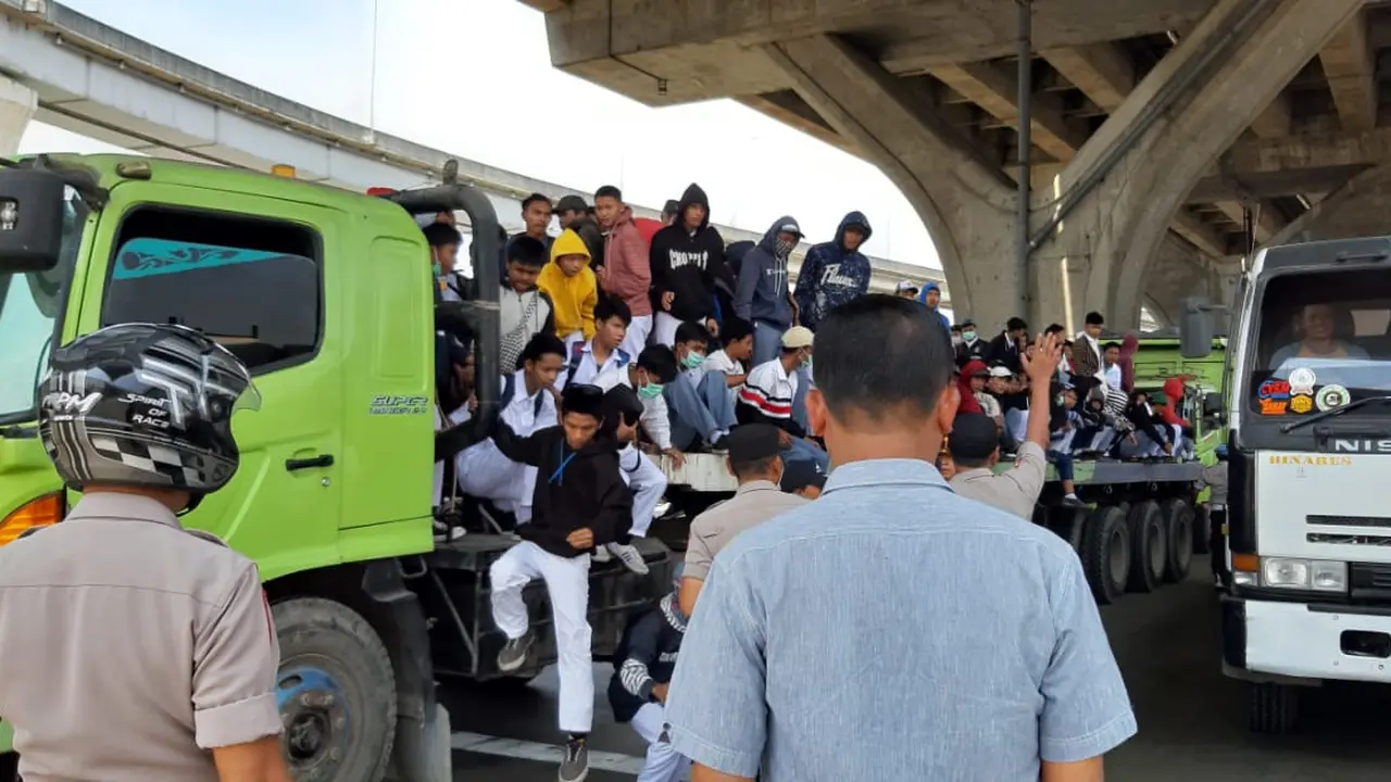 Polisi Temukan Truk Trailer Angkut Ratusan Pelajar di Jakarta Utara