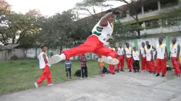 Sejumlah pemuda Tanzania dari Dragon Warriors Club berlatih kungfu di pusat kota Dar es Salaam, Tanzania, pada 25 Agustus 2020. Kungfu, seni bela diri China semakin populer di kalangan anak muda Tanzania. (Xinhua)