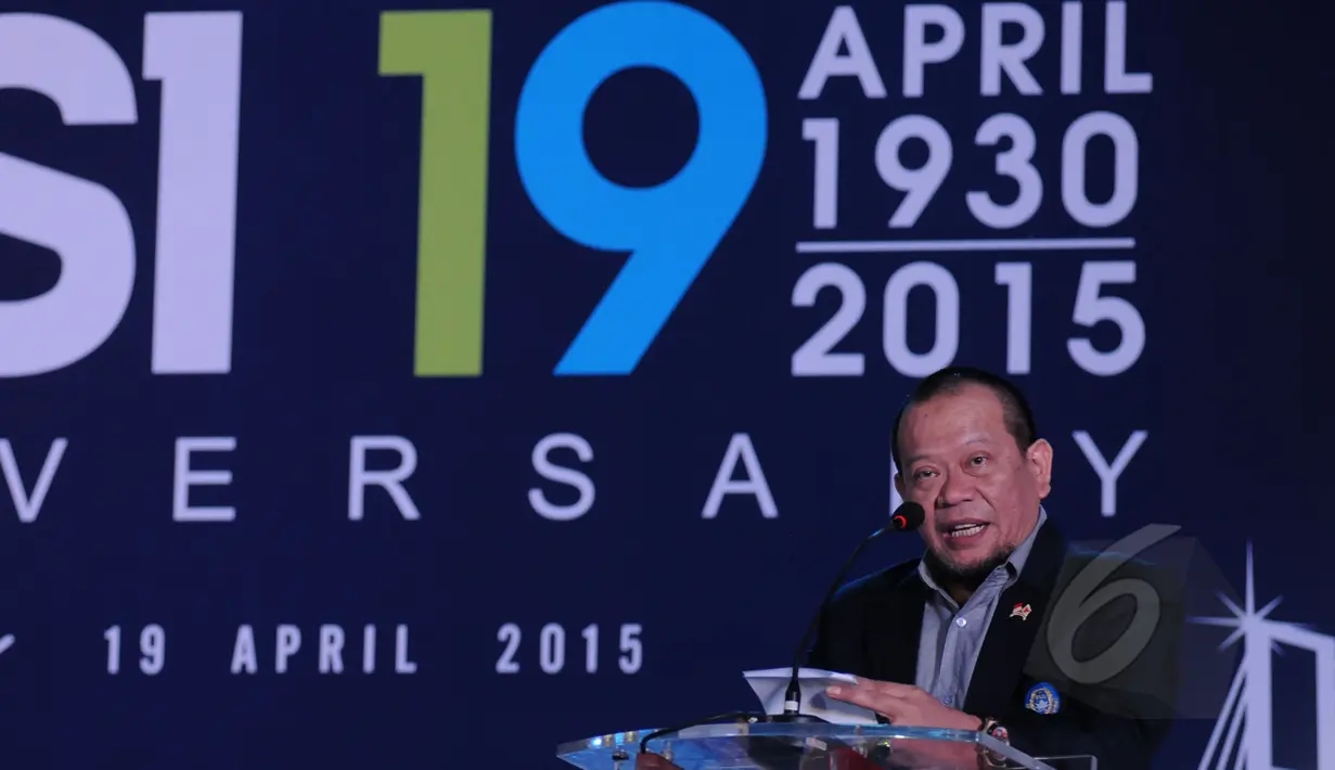 Ketua Umum PSSI 2015-2019, La Nyalla Mattalitti memberikan pidato pada perayaan ulang tahun PSSI ke-85 di Surabaya, Minggu (19/4/2015). La Nyalla Mattalitti terpilih sebagai Ketua Umum PSSI pada Kongres Surabaya 2015. (Liputan6.com/Helmi Fithriansyah)