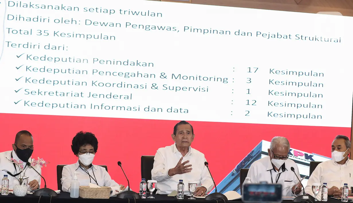 Ketua Dewan Pegawas KPK Tumpak Hatorangan Panggabean (tengah) bersama para anggota Syamsuddin Haris, Harjono, Albertina Ho dan Indriyanto Seno menyampaikan konferensi pers di Gedung ACLC KPK, Jakarta, Senin (9/1/2022). Keterangan pers tersebut terkait laporan akhir tahun Dewan Pengawas (Dewas) Komisi Pemberantasan Korupsi (KPK). (Liputan6.com/Johan Tallo)