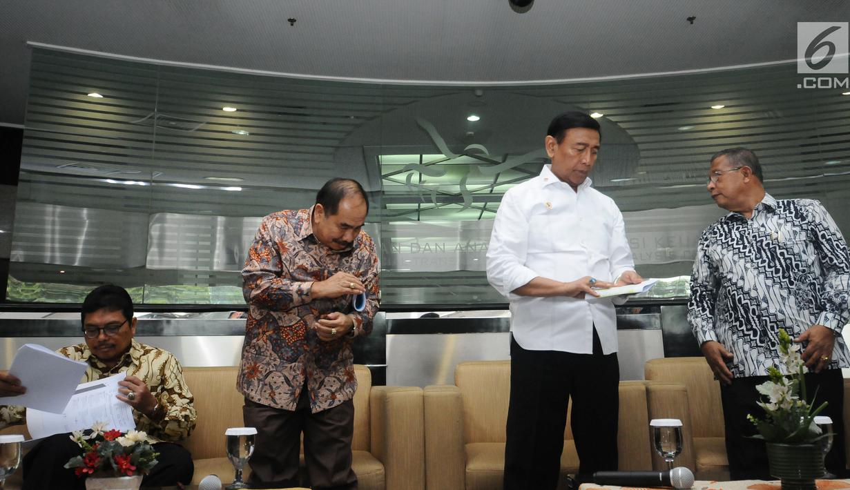Menko Polhukam, Wiranto (ketiga kiri) bersama Menteri Koordinator Bidang Perekonomian Darmin Nasution dan Kepala PPATK Kiagus Ahmad Badaruddin usai memberi keterangan di Jakarta, Selasa (29/8). (Liputan6.com/Helmi Fithriansyah)  