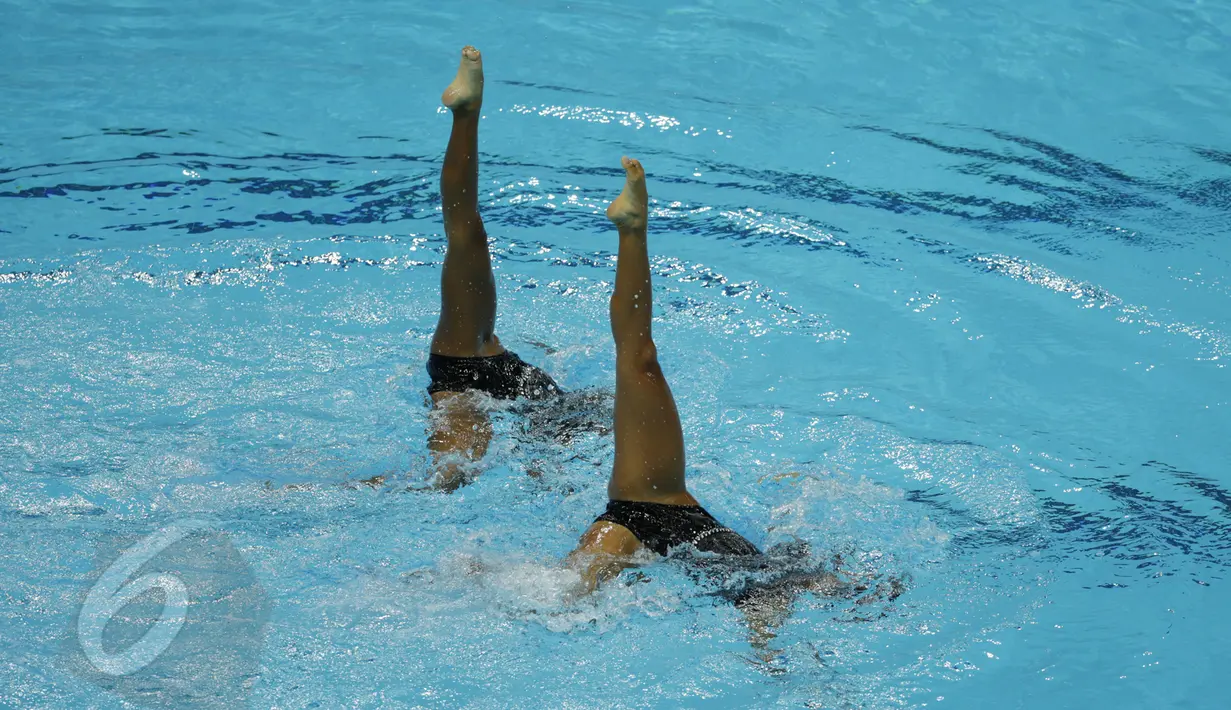 Salah satu aksi atlet tim Renang Indah Indonesia di kelas Duet Technical and Free Routine SEA Games 2015 di OCBC Aquatic, National Stadium Singapura, Kamis (6/4/2015). Tim renang indah Indonesia meraih 139.0880 poin. (Liputan6.com/Helmi Fithriansyah)