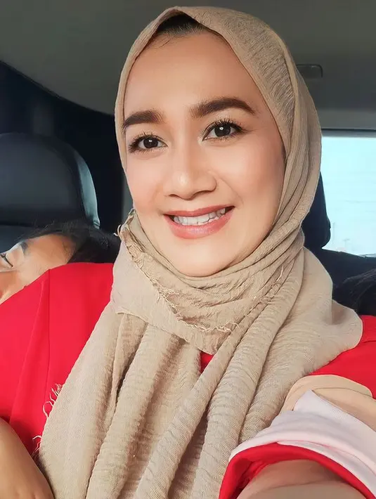 Kebahagiaan begitu terpancar dari penyanyi asal Banyuwangi berusia 46 ini. Beberapa foto dan videonya diunggah oleh teman duet Doel Sumbang dalam lagu Kalau Bulan Bisa Ngomong ini. Tampak putranya tertidur pulas di mobil 
 setelah melakoni perjalanan jauh. [Instagram/ninicarlina_real]