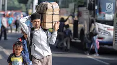 Penumpang berjalan usai turun dari bus Antar Kota Antar Provinsi di Terminal Kampung Rambutan, Jakarta, Selasa (19/6). Empat hari setelah Lebaran, jumlah penumpang yang tiba di Terminal Kampung Rambutan mencapai 17.492 orang. (Liputan6.com/Faizal Fanani)