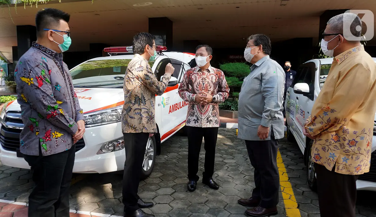 Menkes Terawan Agus Putranto (tengah) berbincang dengan jajaran Direksi PT Toyota Astra Motor (TAM) pada acara penyerahan bantuan untuk penanganan Covid-19 di Jakarta Rabu (20/5/2020). TAM dan SERA juga memberikan bantuan 3 mobil ambulan Kijang Innova dan 48 Toyota Avanza. (Liputan6.com/HO/Ady)