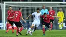 Gelandang Spanyol, Vitola, berusaha melewati gelandang Albania, Taulant Xhaka. Pada laga ini Spanyol menggunakan formasi 3-4-3, sementara Albania mengunakan skema 4-5-1. (AFP/Andrej Isakovic) 