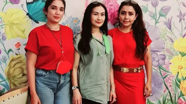 8 Potret Persahabatan Mayangsari dan Iis Dahlia yang Selalu Akrab