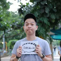 Sedangkan bagi Ernest Prakasa, memilih bioskop untuk menghabiskan waktu luang bersama keluarga kecilnya. Baginya, bioskop merupakan tempat yang menyenangkan dengan banyak imajinasi. (Adrian Putra/Bintang.com)