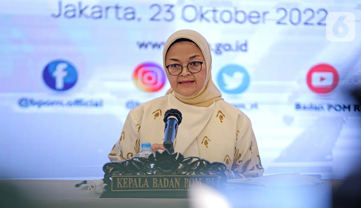 Kepala Badan Pengawas Obat dan Makanan (BPOM) Penny K. Lukito menyampaikan keterangan dalam konferensi pers terkait obat sirup di Gedung BPOM, Jakarta, Minggu (23/10/2022). Kepala BPOM Penny K. Lukito menyebut pihaknya melakukan penelusuran lebih lanjut atas temuan cemaran etilen glikol pada sejumlah obat sirup. (Liputan6.com/Faizal Fanani)