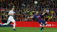Pemain Barcelona, Jordi Alba mengontrol bola dibayangi pemian Real Madrid, Nacho pada pertandingan La Liga Spanyol di Stadion Camp Nou, Minggu (6/5). Real Madrid yang bermain dengan 11 pemain gagal mengalahkan 10 pemain Barcelona (AP/Manu Fernandez)