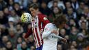 6. Striker Atletico Madrid, Fernando Torres, berebut bola dengan gelandang Real Madrid, Luka Modric, pada laga La Liga Spanyol di Stadion Santiago Bernabeu, Sabtu (27/2/2016). Real Madrid takluk 0-1 dari Atletico. (Reuters/Sergio Perez)