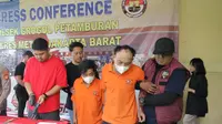 Unit Reskrim Polsek Grogol Petamburan Jakarta Barat mengungkap motif di balik aksi begal ponsel di sebuah warung makan (warteg) yang viral di Jelambar Baru, Grogol Petamburan, Jakarta Barat (Jakbar). (Liputan6.com/Ady Anugrahadi)