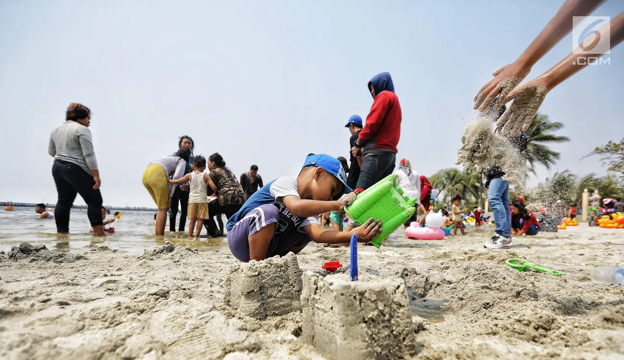 Seorang anak bermain pasir di Pantai Lagoon, Ancol, Jakarta Utara, Jumat (17/8). Libur panjang akhir pekan ini yang bertepatan dengan HUT ke-73 RI, sejumlah warga memadati tempat rekreasi di kawasan Ibu Kota . (Liputan6.com/Faizal Fanani)