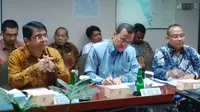  Kepala BKPM Franky Sibarani bersama Deputi Pengendalian Investasi BKPM, Azhar Lubis mengunjungi PT Sumitomo Wiring System Batam Indonesia. (Foto: Fiki Ariyanti/Liputan6.com)