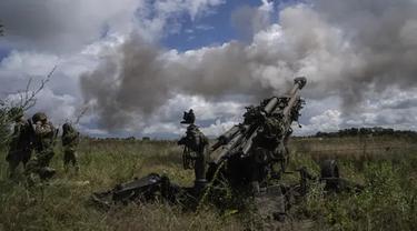 Prajurit Ukraina menembaki posisi Rusia dari howitzer M777 yang dipasok AS di wilayah Kharkiv. (Evgeniy Maloletka/AP)