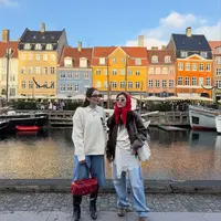 ﻿Duo ini membuktikan bahwa winter outfit tidak harus monoton. Dengan mix-and-match warna, proporsi oversized yang tepat, dan sentuhan personal lewat aksesori, mereka berhasil menciptakan look yang hangat sekaligus stylish, sempurna untuk liburan musim dingin di Denmark. [instgaram/febbyrastanty].