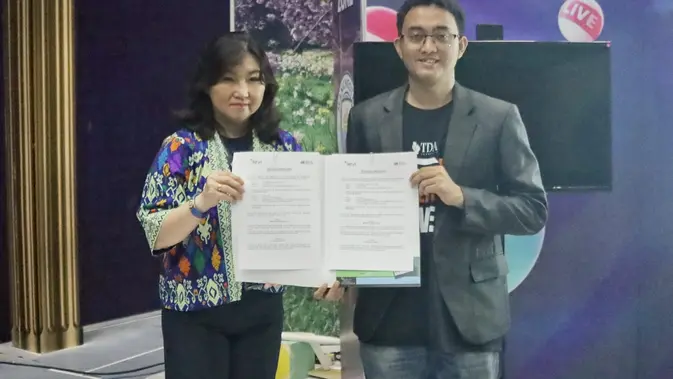 Direktur ATVI Melitina Tecoalu dan Ketua TDA Jakarta Barat Syafli Antia menandatangani nota kesepahaman (MoU) di Studio 3 Indosiar Jakarta, Jumat (22/09/2023). Dok: ATVI