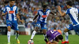 Pemain Real Madrid, Lucas Vazquez terjatuh saat berebut bola dengan pemain Espanyol pada laga La Liga 2016-2017 di Estadio Cornella-El Prat, Senin (19/9/2016) dini hari WIB. (AFP/Pau Barrena)