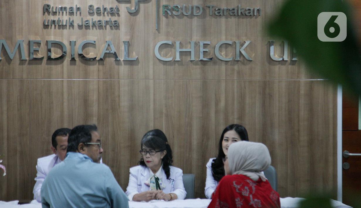 Mereka lantas bertegur sapa dan masuk untuk mengawali proses pemeriksaan. (Liputan6.com/Herman Zakharia)